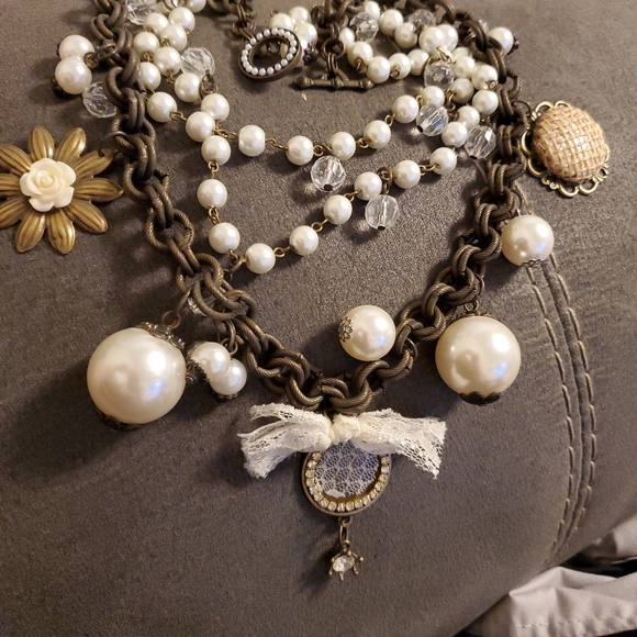 Romantic Pearl & Lace Statement Necklace – Vintage-Inspired Bronze Chain - Picture 3 of 7